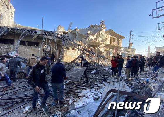 11일 시리아 정부군의 공습으로 폐허가 된 이들리브 지역의 모습. © AFP=뉴스1