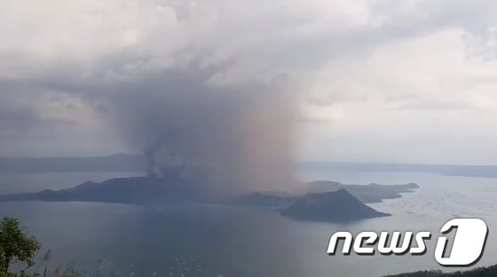 타가이타이 지역에서 12일 관측된 필리핀 탈 화산의 폭발 장면. © 로이터=뉴스1