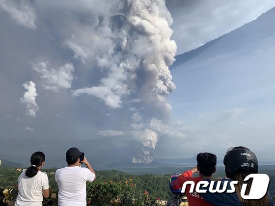 필리핀 수도 마닐라 인근 탈 화산. © AFP=뉴스1