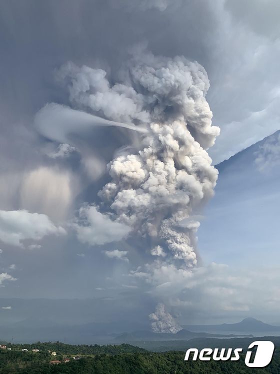 필리핀 수도 마닐라 인근 관광 명소로 알려진 '탈' 화산이 12일(현지시간) 폭발했다. © AFP=뉴스1