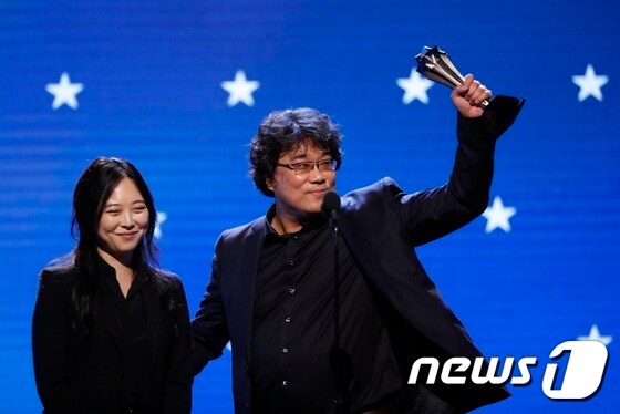 봉준호 감독(오른쪽)과 통역사 샤론 최. © 로이터=뉴스1