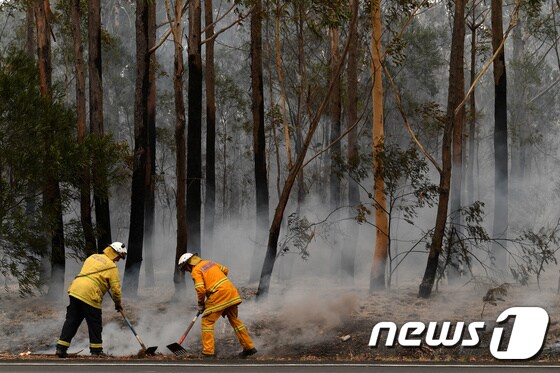 호주 소방당국이 산불을 진화하기 위해 작업 중이다. © 로이터=뉴스1