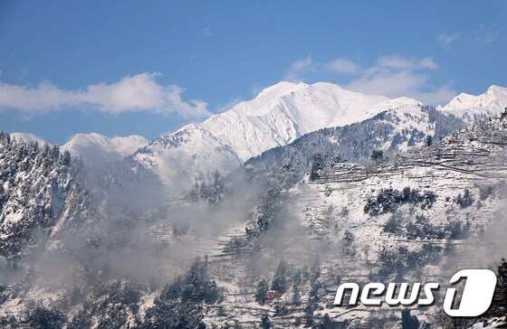 13일(현지시간) 파키스탄령 카슈미르 지역 닐럼 계곡에서 눈사태가 발생해 최소 57명이 사망했다. © 로이터=뉴스1