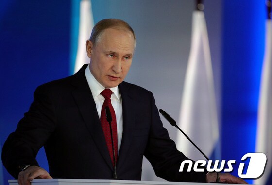 블라디미르 푸틴 러시아대통령이 15일 국가 두마에서 국정연설을 하고 있다. © 로이터=뉴스1