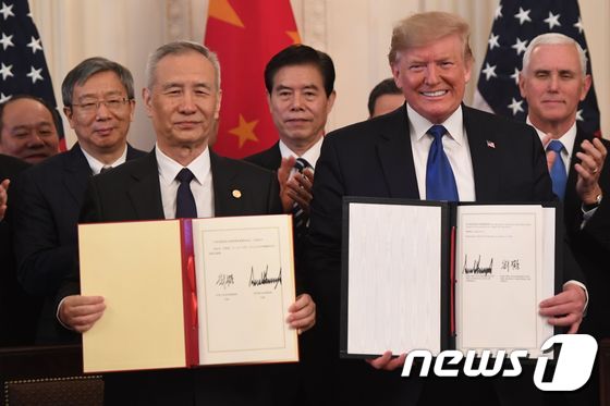 도널드 트럼프 미국 대통령은 활짝 미소를 짓고 있는데 비해 류허 중국 부총리는 이른바 '썩소'를 짓고 있다. © AFP=뉴스1 © News1 박형기 기자