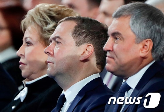 드미트리 메드베데프 러시아 총리(가운데)가 15일 국가두마(하원)에서 블라디미르 푸틴 대통령의 2020년 새해 국정연설을 듣고 있다. © 로이터=뉴스1