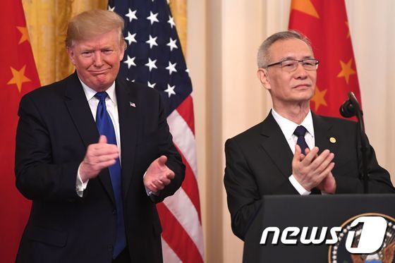 도널드 트럼프 미국 대통령과 류허 중국 부총리가 1단계 무역 합의안 서명식에서 박수치고 있다. © AFP=뉴스1 