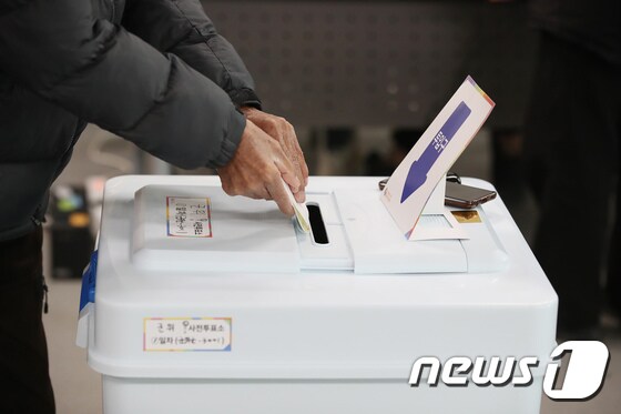 대구 군공항 이전을 위한 주민 사전투표 첫날인 16일 경북 군위군 군위읍 주민자치센터에 마련된 사전투표소에서 주민이 투표용지를 투표함에 넣고 있다. 2020.1.16/뉴스1 © News1 공정식 기자