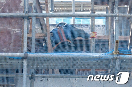  서울 시내의 공사 현장에서 노동자들이 일을 하고 있다.  2020.1.16/뉴스1 © News1 성동훈 기자