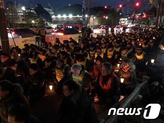 민주노총울산본부는 16일 오후 동구 현대중공업 앞에서 하청노동자 등 200여명이 참석한 가운데 촛불집회를 열고 하청노동자 임금체불 해결을 촉구했다.© 뉴스1