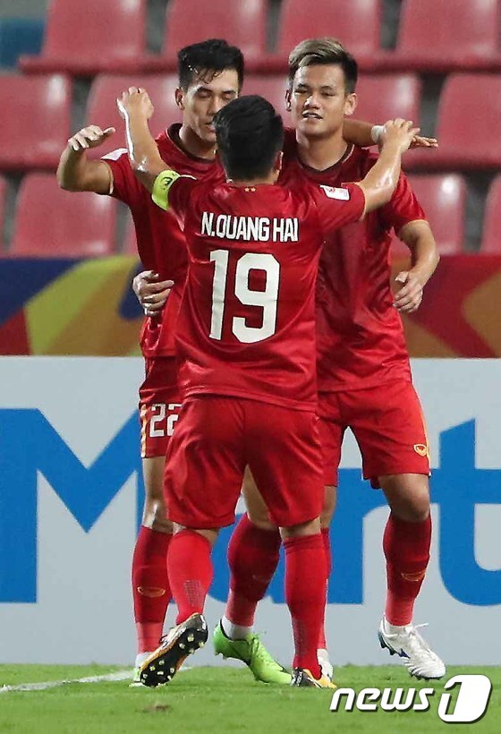 베트남 U-23 축구대표팀 응우옌 티엔 린이 16일 오후(현지시간) 태국 방콕 라자망갈라 스타디움에서 열린 '2020 AFC U-23 챔피언십' 베트남과 북한의 조별리그 3차전 경기에서 첫 득점에 성공한 뒤 동료들과 함께 기뻐하고 있다. 2020.1.16/뉴스1 © News1 민경석 기자