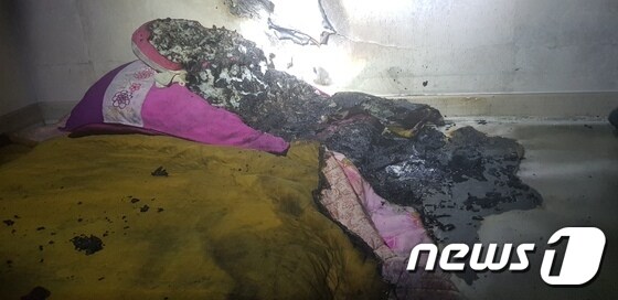 18일 0시23분쯤 제주시 화북일동 모 아파트 3층 방안에서 불이 났다는 신고가 119에 접수됐다.(제주소방서 제공)© 뉴스1