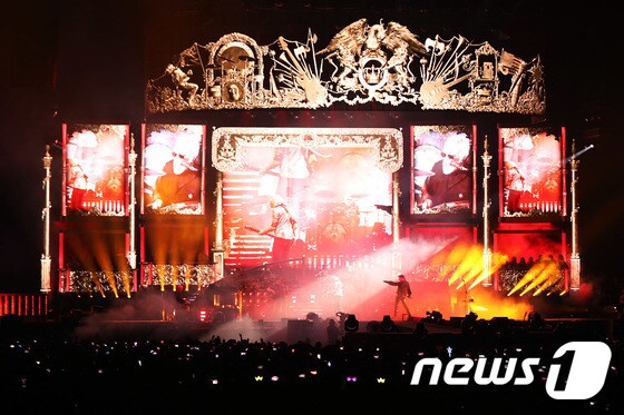 밴드 퀸 브라이언 메이가 18일 오후 서울 구로구 고척스카이돔에서 열린 '현대카드 슈퍼콘서트 25 QUEEN(퀸)' 내한공연을 하고 있다. (현대카드 제공) 2020.1.18/뉴스1