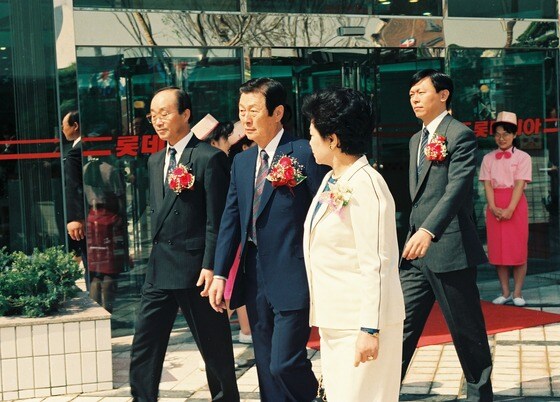 1991년 5월4일 롯데백화점 영등포점 개점 기념식에 참석한 신격호 명예회장 내외 신동빈회장./ © 뉴스1