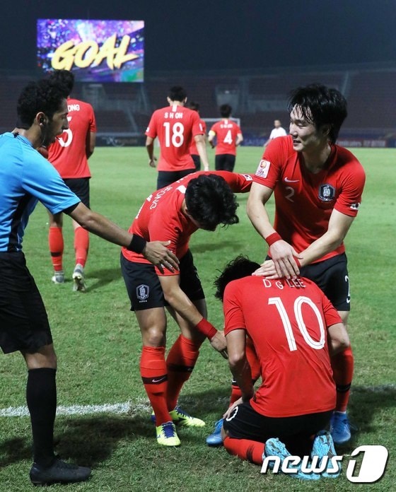 대한민국 U-23 대표팀 이동경이 19일 오후(현지시간) 태국 방콕 탐마삿 스타디움에서 열린 '2020 아시아축구연맹(AFC) U-23 챔피언십' 요르단과의 8강전에서 역전 프리킥을 성공 시킨 뒤 동료들과 기뻐하고 있다. 대한민국은 이날 요르단을 상대로 연장 접전 끝에 2대1 승리를 거둬 4강행을 확정 지었다. 2020.1.19/뉴스1 © News1 민경석 기자