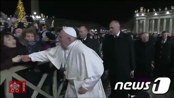 새해 전날 밤 프란치스코 교황이 일반 대중과의 만남 도중 한 여성에게 손을 세게 붙잡히자 화를 냈다. © AFP=뉴스1
