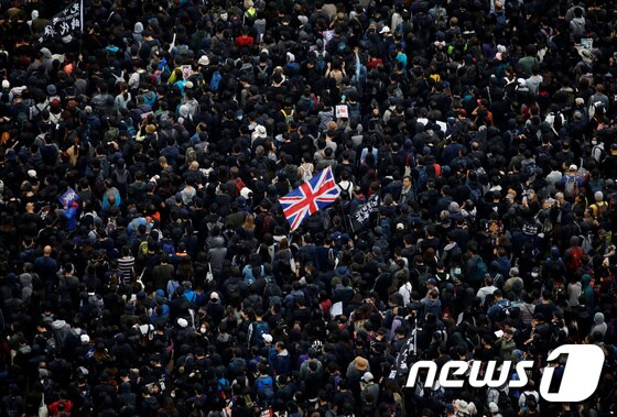 새해 첫날 홍콩 시위대가 민주화를 요구하며 영국 국기를 들고 대규모 집회를 벌이고 있다. © 로이터=뉴스1 