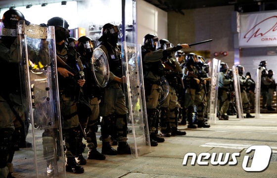 1일(현지시간) 홍콩 민주화 시위대가 새해 첫날 대규모 도심 집회를 벌이는 동안 진압 경찰이 방패를 들고 서 있다. © 로이터=뉴스1 © News1 우동명 기자