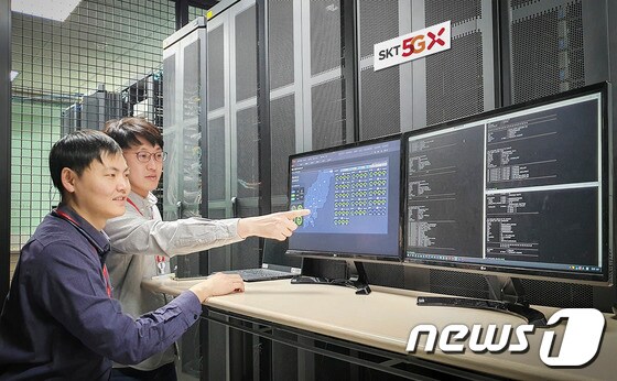 SK텔레콤 연구원들이 5G  SA 통신 테스트를 진행하고 있는 모습 (SKT제공) © 뉴스1