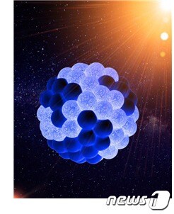 가시광선으로 작동하는 ‘이효영의 블루 이산화티타늄’(IBS 제공)© 뉴스1