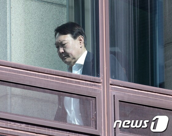 윤석열 총장이 20일 서울 서초구 대검찰청에서 점심식사를 하기 위해 이동하고 있다. 신웅수 기자