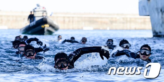 20일 해군 1함대 6구조작전중대 대원들이 동해 군항에서 혹한기 내한훈련의 하나로 바다수영에 임하고 있다. (해군 1함대 제공) 2020.1.20/뉴스1 © News1 서근영 기자