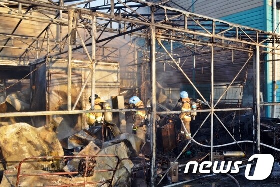 냉동창고 화재(인천 중부소방서 제공)2020.1.20/뉴스1 © News1 박아론 기자