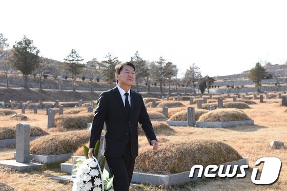 안철수 바른미래당 전 의원이 20일 오후 전남 여수 장인의 묘소를 살피고 있다. 2020.1.20/뉴스1 © News1 서순규 기자