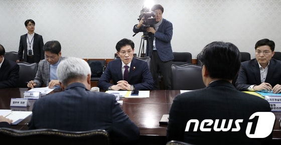 노형욱 실장이 정부서울청사에서 코로나바이러스 긴급회의를 주재하고 있다. 박지혜 기자