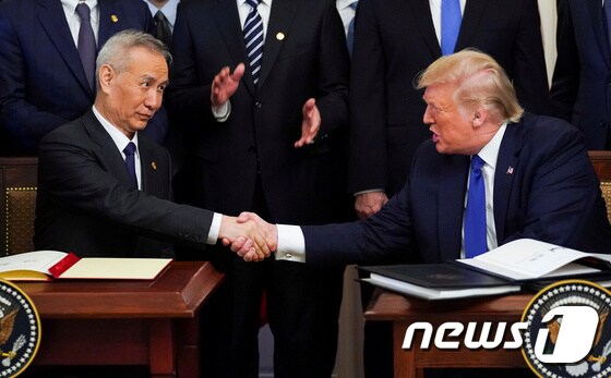 도널드 트럼프 미국 대통령과 류허 중국 부총리가 15일(현지시간) 1단계 무역협정에 서명했다. © 로이터=뉴스1