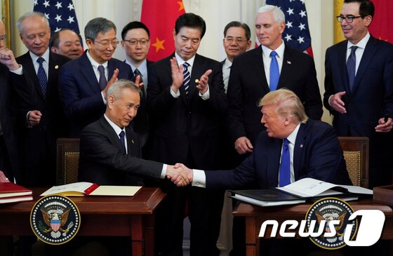 류허 중국 부총리(왼쪽)과 도널드 트럼프 미국 대통령 © 로이터=뉴스1