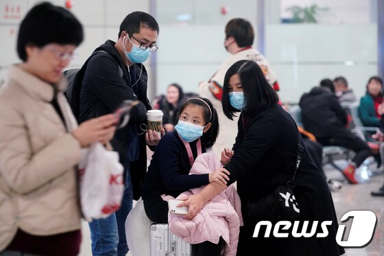 지난 20일 중국 상하이 훙차오 국제공항에서 마스크를 쓴 승객들이 탑승을 기다리고 있다. © 로이터=뉴스1 © News1 이동원 기자