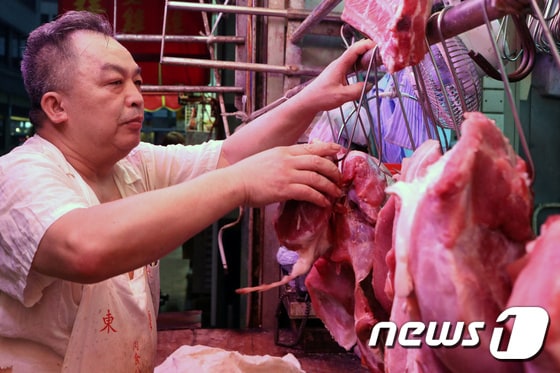 중국 홍콩의 한 시장에서 판매업자가 육류를 손질하고 있다.© 로이터=뉴스1