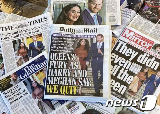 지난 9일(현지시간) 해리 왕자와 메건 마클 왕세자비의 독립 선언을 1면에 다룬 영국 일간지들. © AFP=뉴스1