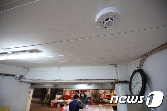 전통시장에 설치된 스마트 화재감지기.(구로구 제공) © 뉴스1