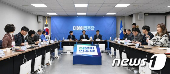 원혜영 더불어민주당 공천관리위원장(가운데)이 21일 오후 서울 여의도 당사에서 공천관리위원회 회의를 주재하고 있다. 2020.1.21/뉴스1 © News1 박세연 기자