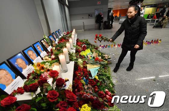 우크라이나 여객기 추락 희생자들을 추모하는 시민들 <자료 사진> © AFP=뉴스1
