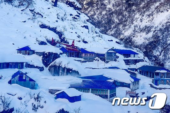 20일(현지시간) 카트만두에서 서쪽으로 약 200km 떨어진 안나푸르나 산악지대의 눈사태 현장 인근 듀랄리 상공을 헬리콥터가 날고 있다. 구조대원들은 히말라야의 인기 있는 안나푸르나 지역에서 눈사태에 휘말린 한국인 4명과 네팔인 3명을 찾기 위해 수색작업을 강화했다고 밝혔다. © AFP=뉴스1 © News1 이동원 기자