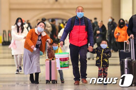 21일 (현지시간) 중국 후베이성 우한의 지하철 역에서 신종 코로나바이러스인 우한 폐렴의 감염을 피하기 위해 춘제 귀성객들이 마스크를 쓰고 있다. © AFP=뉴스1 © News1 우동명 기자