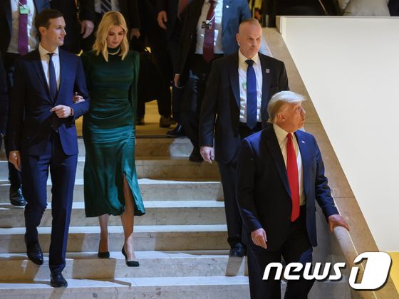 도널드 트럼프 미국 대통령이 21일 (현지시간) 스위스 다보스 포럼에 참석한 뒤 이방카 트럼프, 재러드 쿠슈너와 함께 떠나고 있다. © AFP=뉴스1 © News1 우동명 기자