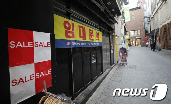 서울 명동의 한 건물에 임대 안내문 뒤로 거리가 텅빈모습을 보이고 있다. 2020.1.22/뉴스1 © News1 박지혜 기자
