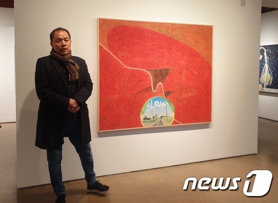 김선두 작가가 작품 '느린 풍경-덕도길' 앞에 서있다.© 뉴스1 이기림 기자