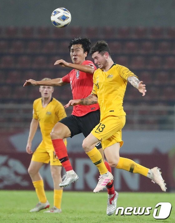 대한민국 U-23 대표팀 원두재가 22일 오후(현지시간) 태국 방콕 탐마삿 스타디움에서 열린 '2020 아시아축구연맹(AFC) U-23 챔피언십' 호주와의 4강전에서 상대 선수와 공중볼을 다투고 있다./뉴스1 © News1 민경석 기자