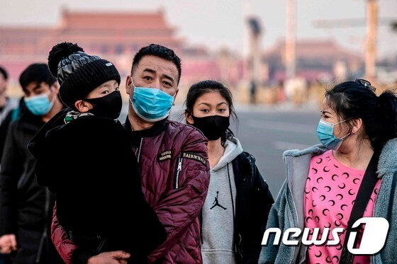 22일 (현지시간) 베이징 톈안먼 광장의 시민들이 신종 코로나바이러스인 우한 폐렴의 감염을 막기 위해 마스크를 쓰고 있다. © AFP=뉴스1 © News1 우동명 기자