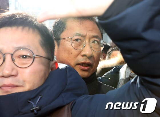  김명환 1심 선고…징역 2년6월·집행유예 4년  