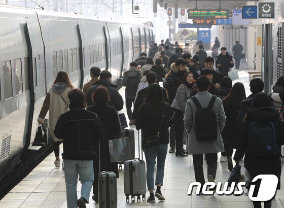 민족대명절 설 연휴를 하루 앞둔 지난 23일 오후 서울역에서 귀성객들이 열차에 오르고 있다. © News1 신웅수 기자