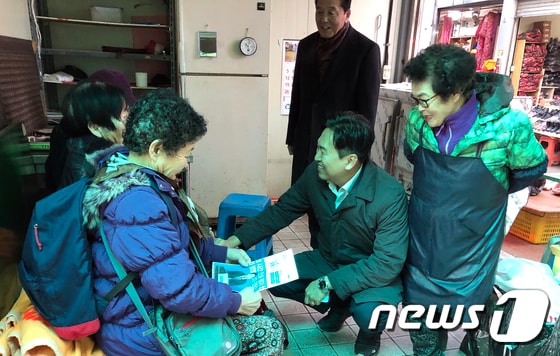 21대 국회의원선거 전남 나주‧화순 선거구에 출마하는 손금주 국회의원이 유권자들과 만나 이야기를 나누고 있다. /© News1