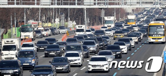 귀성 차량들로  정체된 도로(자료사진)./뉴스1 © News1 조태형 기자