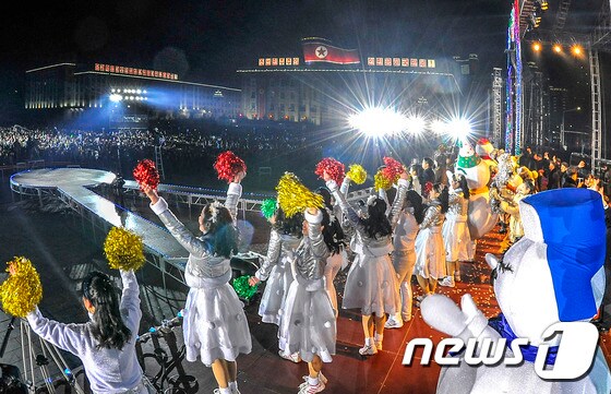 북한의 새해 첫날 축하공연 모습. 공연은 대동강변 김일성광장에서 대대적으로 진행됐다. (KPM제공) 2020.01.24./© 뉴스1