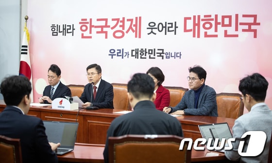 황교안 자유한국당 대표가 24일 서울 여의도 국회에서 검찰인사 관련 긴급 입장을 발표하고 있다. 황 대표는 이날 